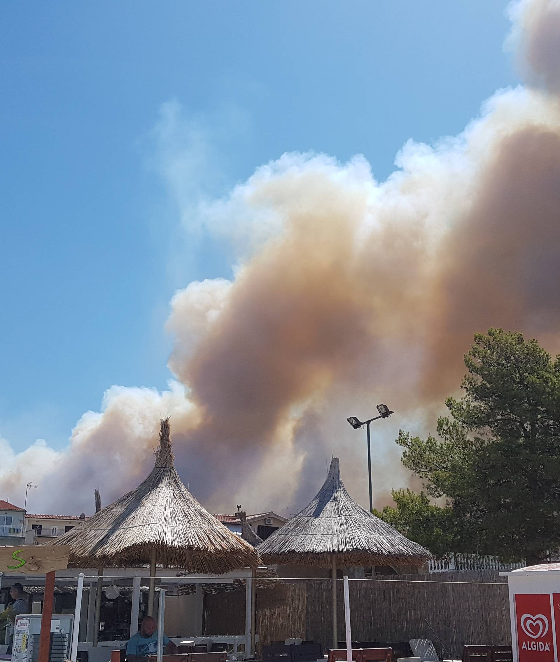 Kod Šibenika spasili kuće, gori kod Šestanovca, na Marjanu...