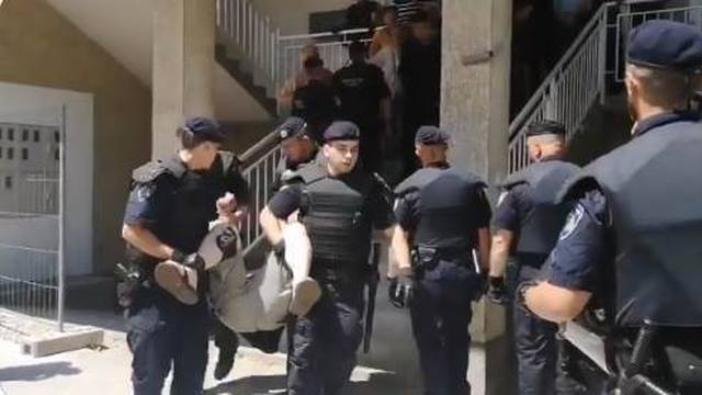 Policija iznosi građane koji ne daju da se u zgradu usele Romi