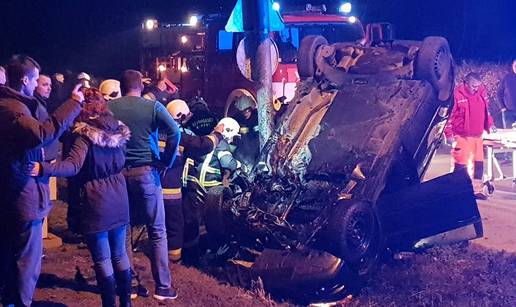 Auto smrskan, vozača iz auta vadili vatrogasci: 'Jaukao je'