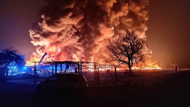 FOTO Ogromna buktinja izbila u pogonu za preradu plastike kod Maribora. Šire se strašni prizori   