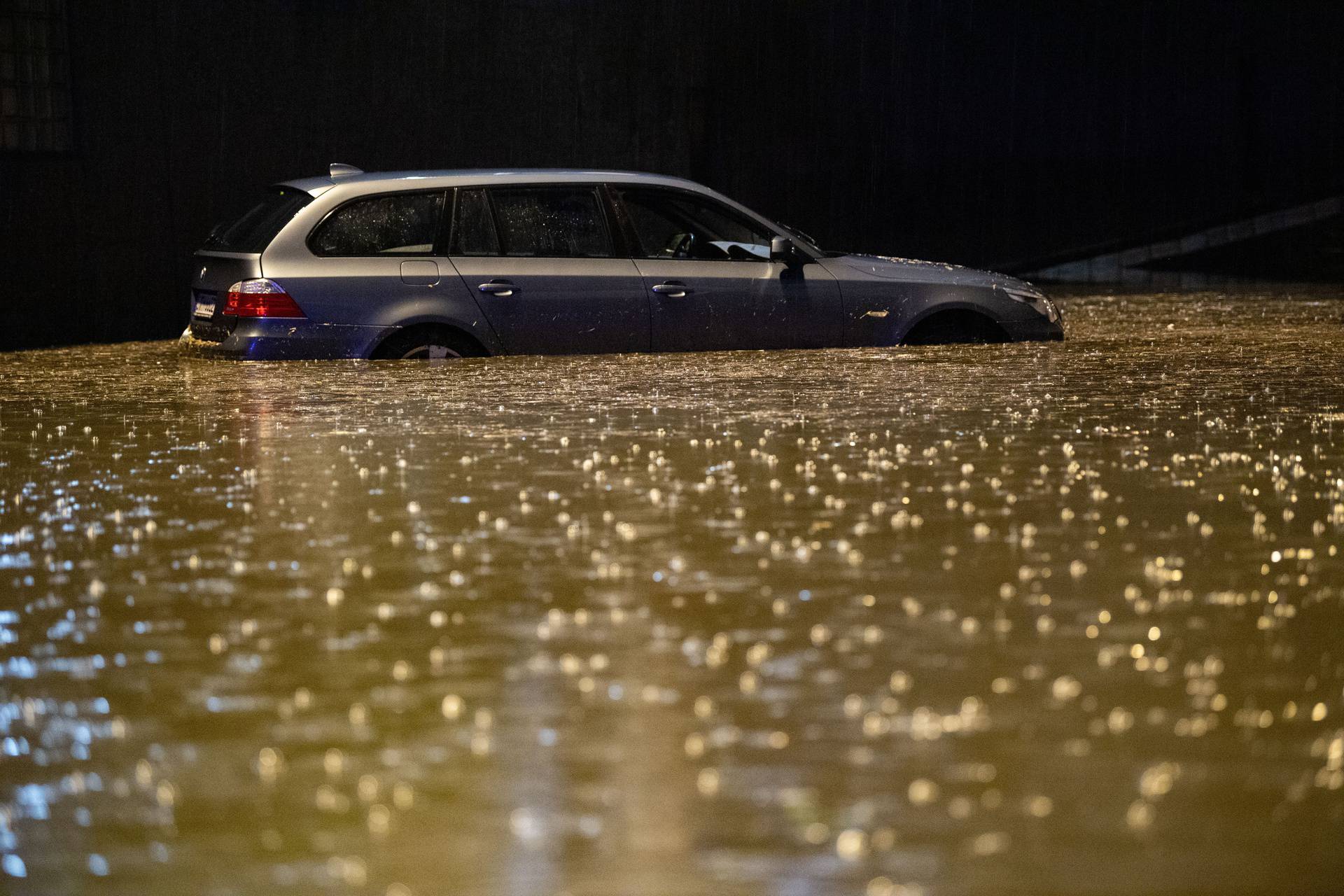 Floods and hail in the southwest