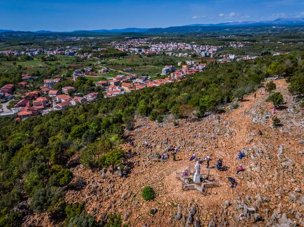 Međugorje: Pogled na Brdo ukazanja iz zraka