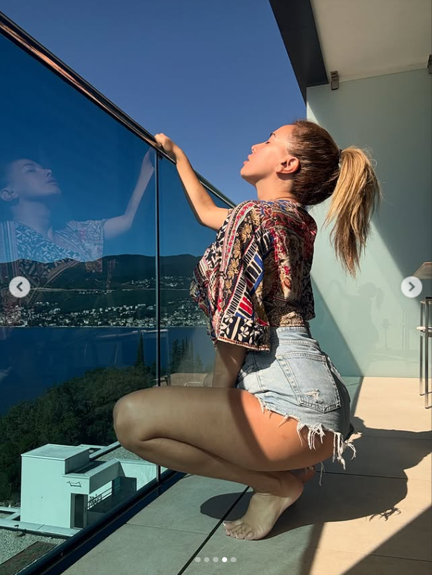 FOTO Nives od magle pobjegla na more, u prvi plan došle njene visoke čizme i mrežaste čarape