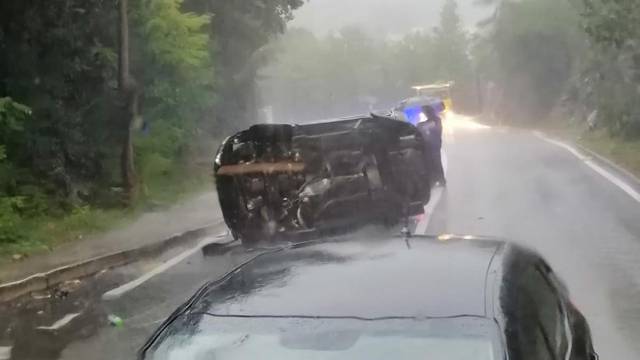 Na kišovitoj cesti prema Orehovici: Auto završio na boku, policija obavlja očevid