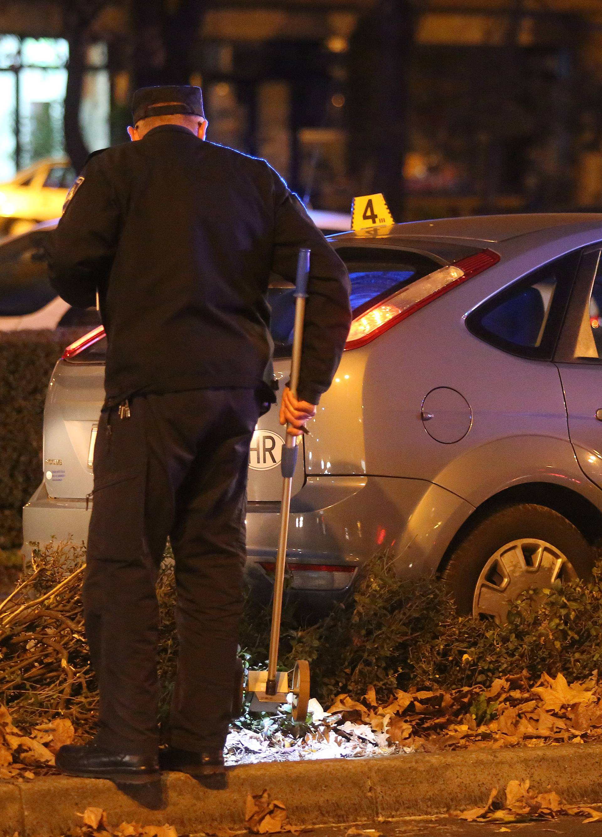 Šok u Zagrebu: Autom probio živicu i zaustavio se na pruzi