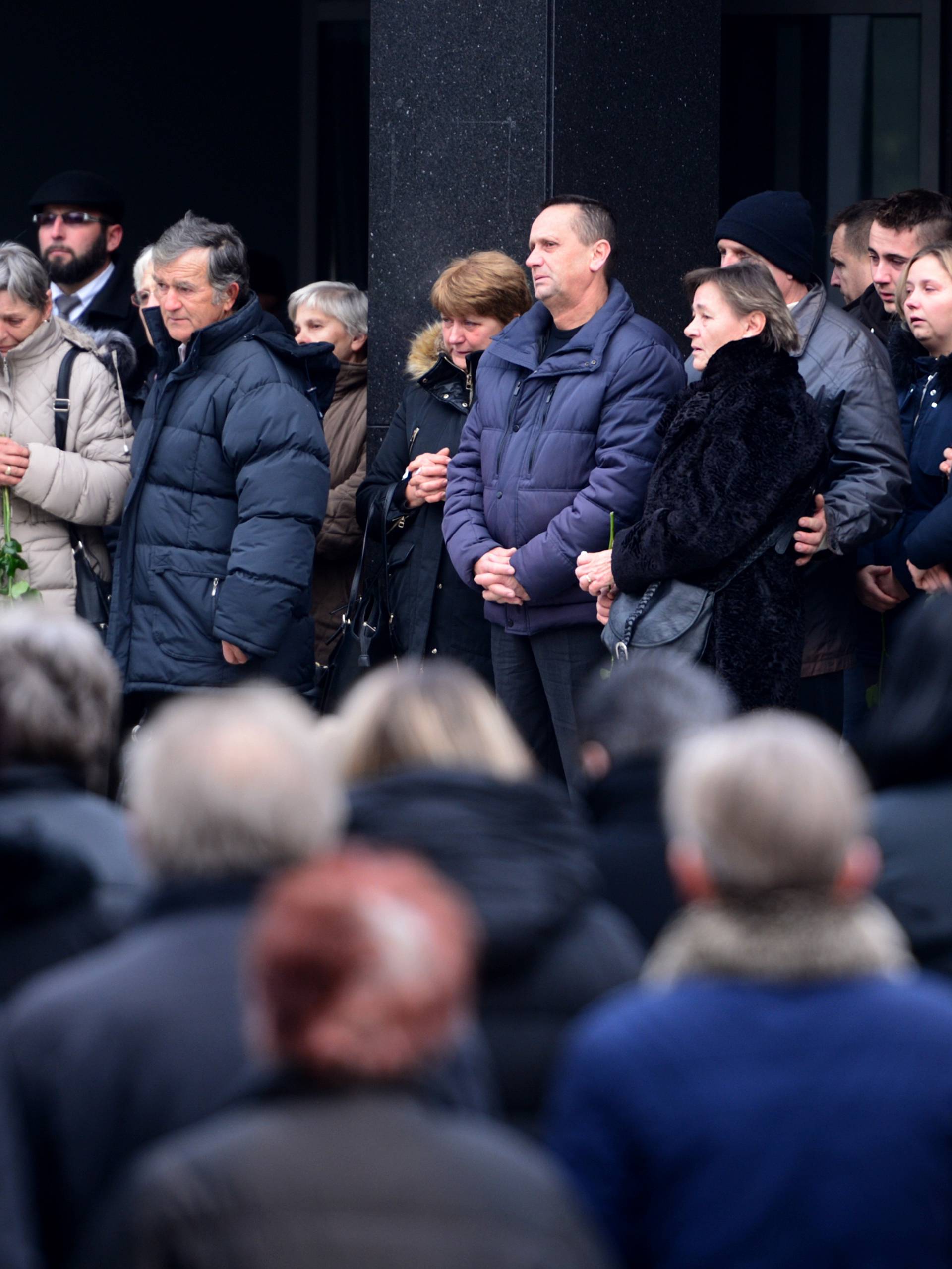 Zagreb: Na MiroÅ¡evcu odrÅ¾an sprovod tragiÄno ubijenima