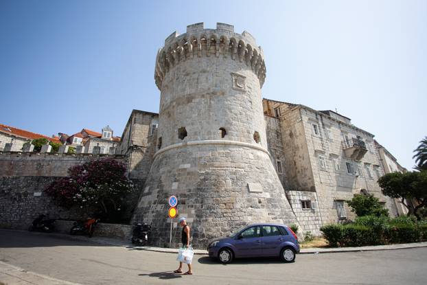 Grad Korčula pravi je mali biser i za razgledavanje i za kupanje