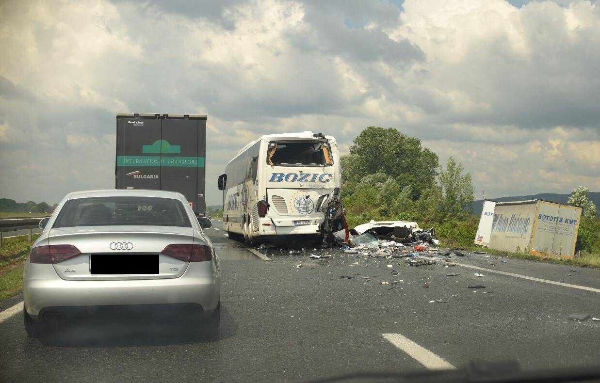 'Udarac je bio strašan': Jedan mrtav u sudaru kamiona i busa