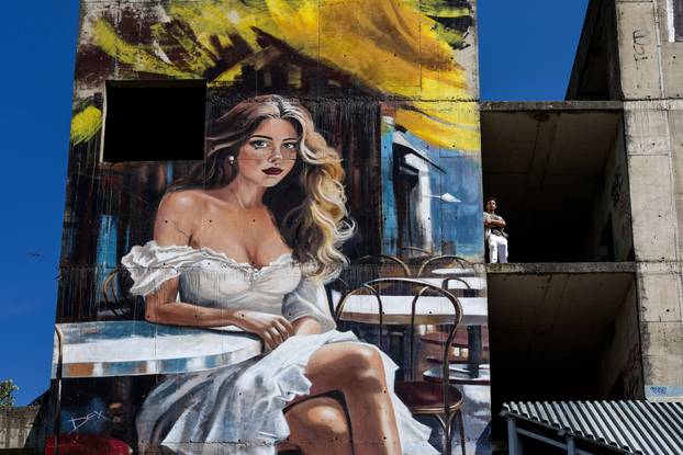 Zagreb: Dejan Šebastijan naslikao je ogroman mural na nedovršenoj bolnici u Blatu