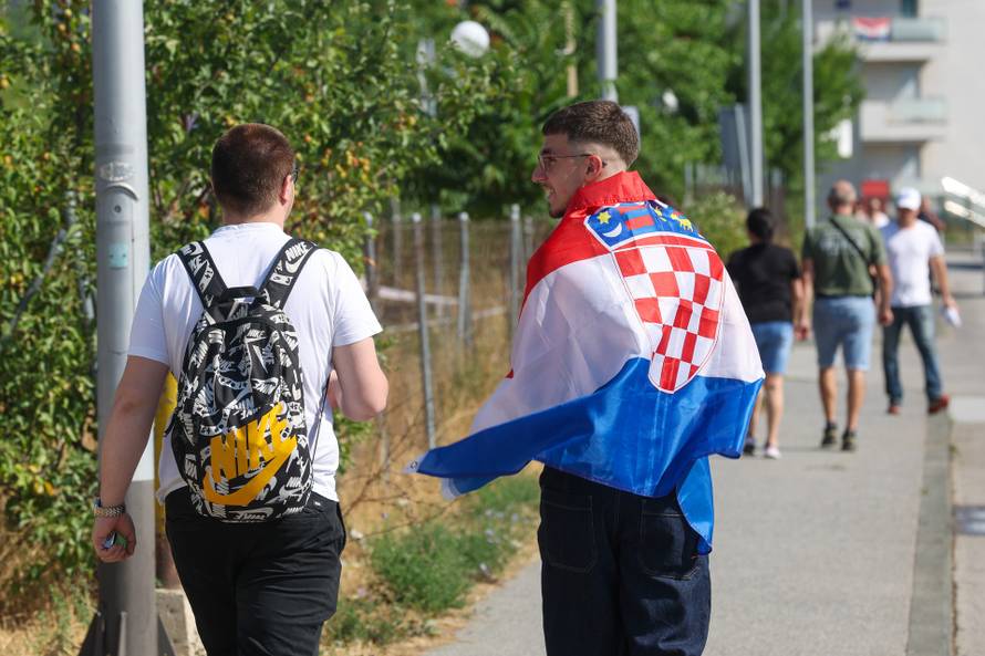 Zagreb: Obožavatelji idu prema fan zonama gdje će čekati ulazak u Hipodrom
