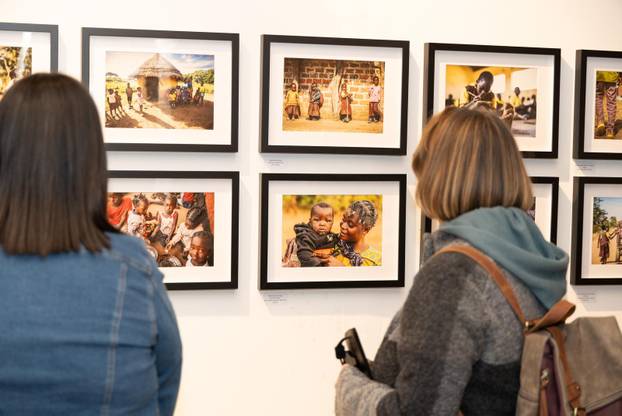 Osijek: Svečano otvorenje izložbe fotografija fotoreporterke Pixsella Emice Elveđi "Srce za Afriku"