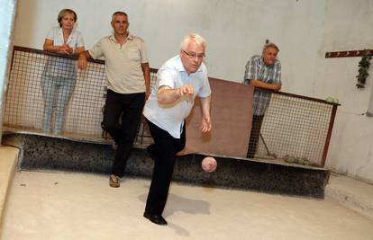 Josipović s prijateljima zaigrao balote: 'Nisam se pripremao'