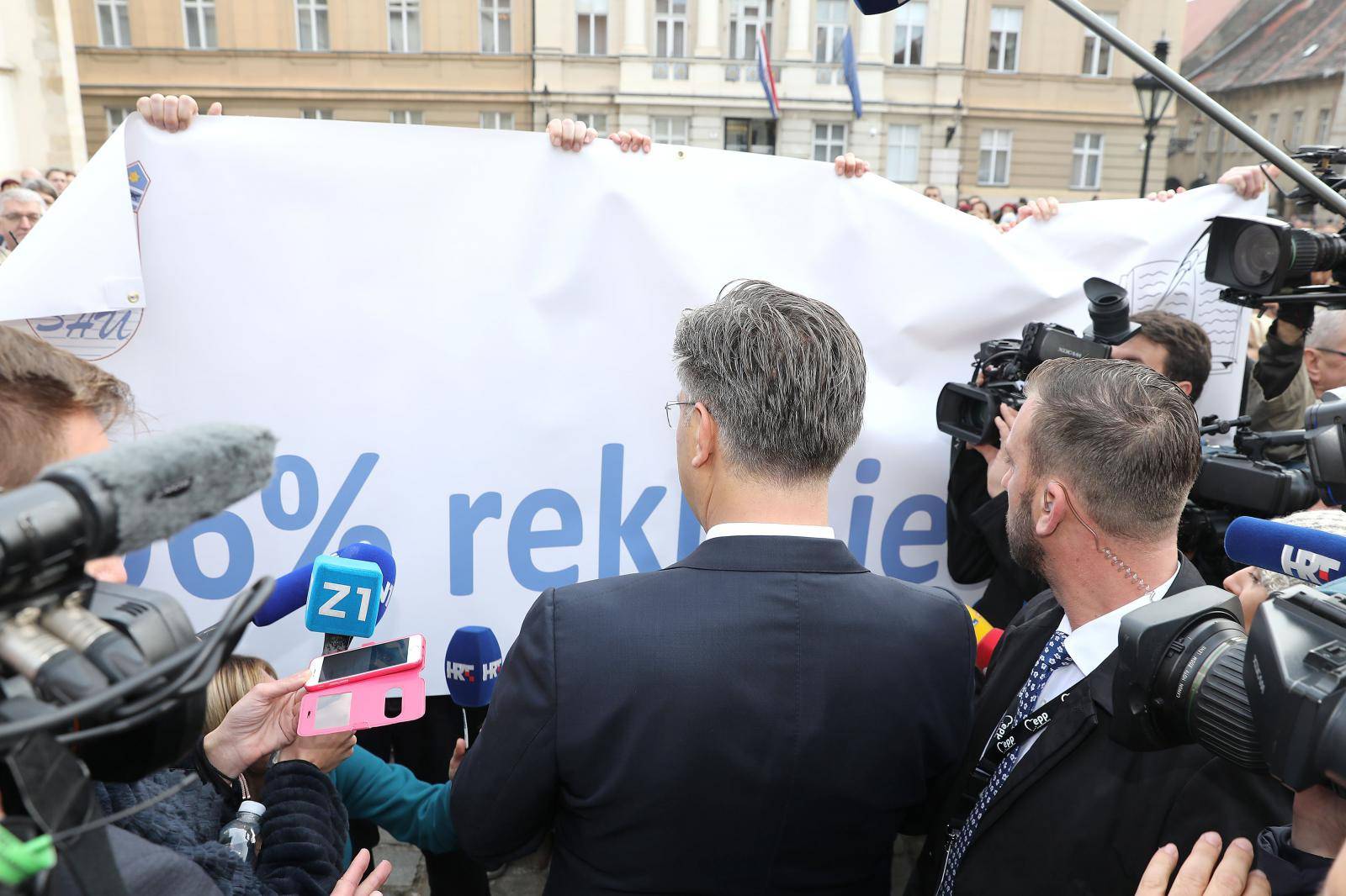 Zagreb: Premijer Andrej Plenković ispred prosvjednika na Trgu svetog Marka