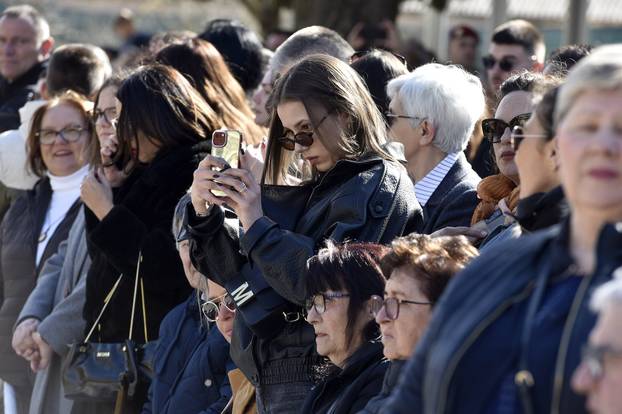 Knin: Sve&ccaron;ana prisega ro&ccaron;nika na temeljnom vojnom osposobljavanju