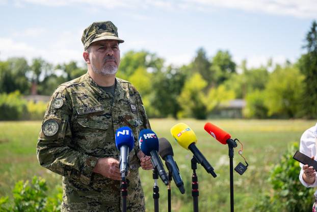 Velika Gorica: Uvježbavanje pješačkih postroja Hrvatske vojske za svečani vojni mimohod