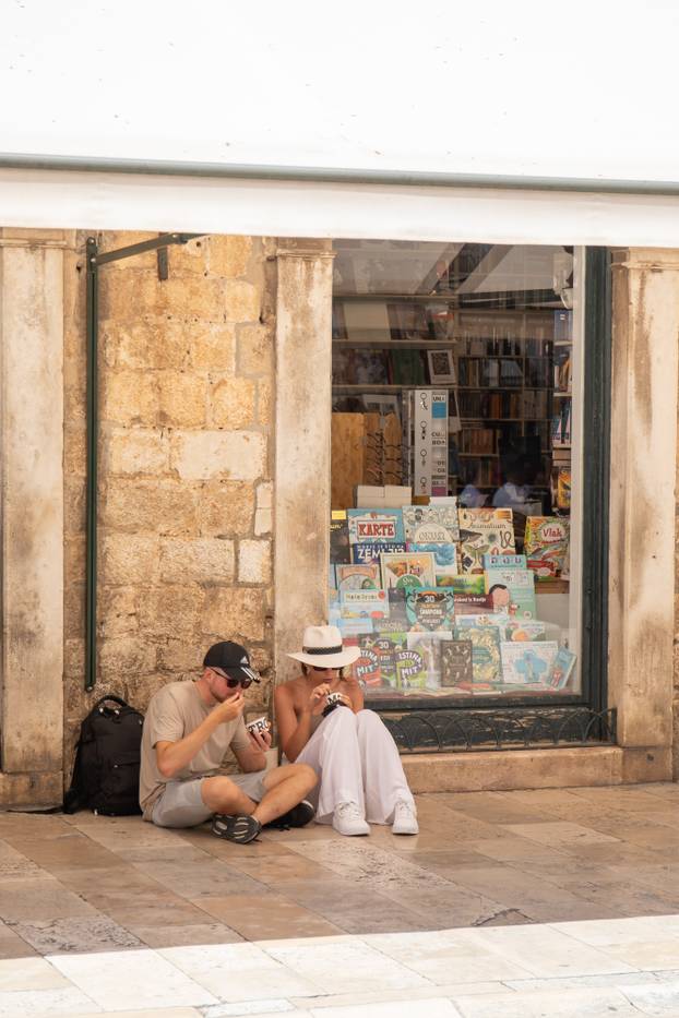 Dubrovnik: Građani i turisti pokušavaju se rashladiti usred velikih vrućina