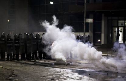 Kaos u Prištini: Gađali policiju kamenjem, uzvratila suzavcem