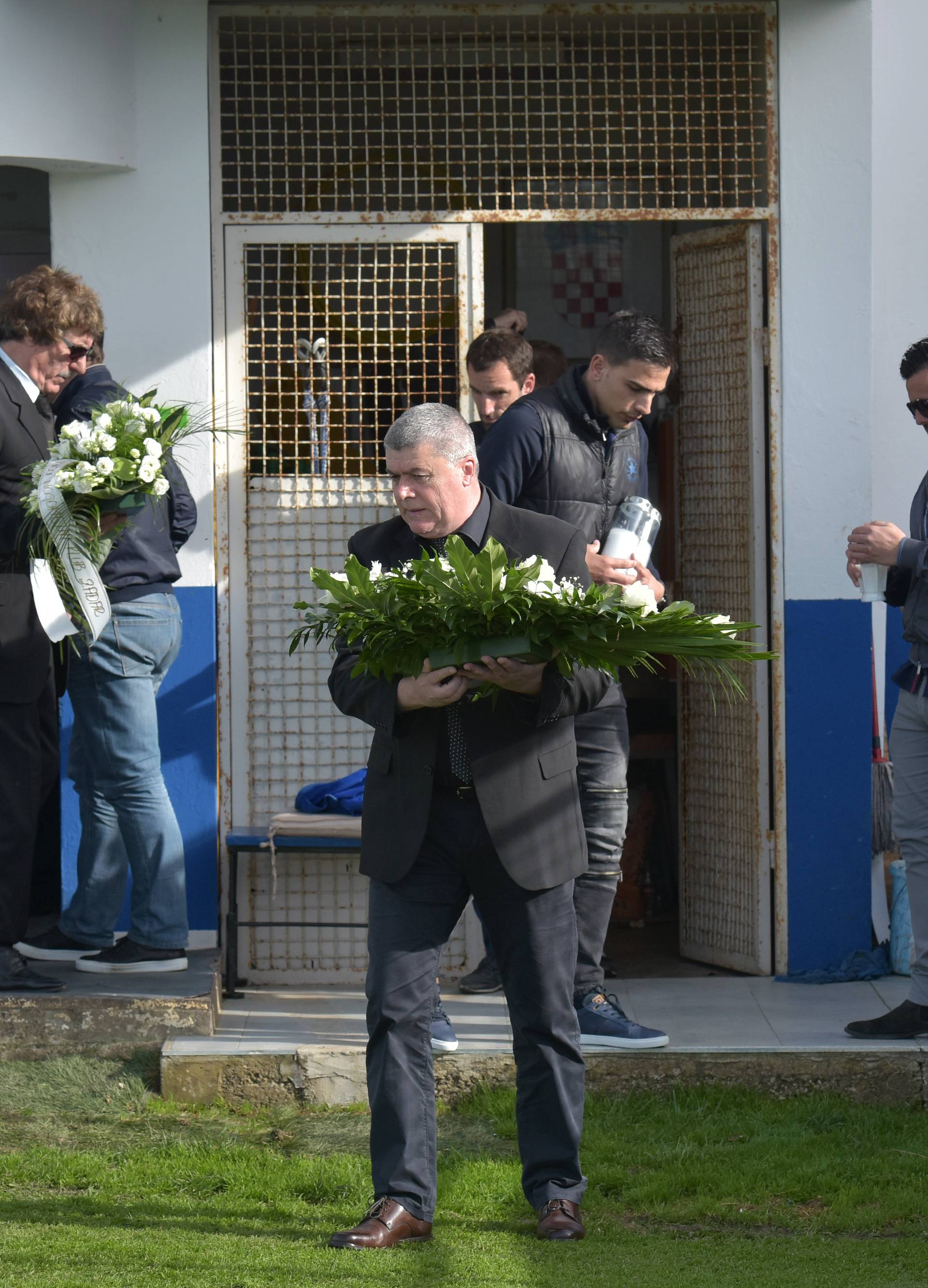 Tuga na Stanovima: Cvijeće za Hrvoja, tamo kod 'onog' zida...