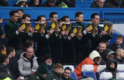 FOTO Navijači su u čudu buljili u čudake na tribini. Evo tko su i zašto su bili na Chelsea - Fulham