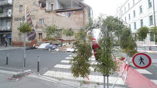 Zagreb: Grančice imele i lutka Djeda mraza ukrašavaju ogradu oko kuće stradale u potresu