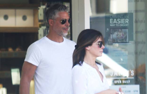 Sandra Bullock and boyfriend Bryan Randall go Grocery Shopping at Jayde's Market in Bel-Air!