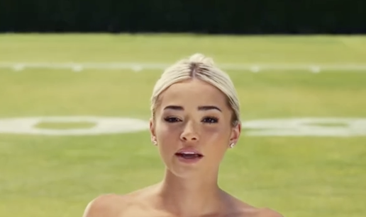 Ameri&ccaron;ka gimnasti&ccaron;arka k'o od majke ro&dstrok;ena. Nasred terena