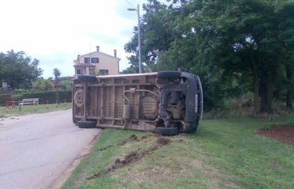 Zbog brzine i izlizanih guma prevrnuo se kombi