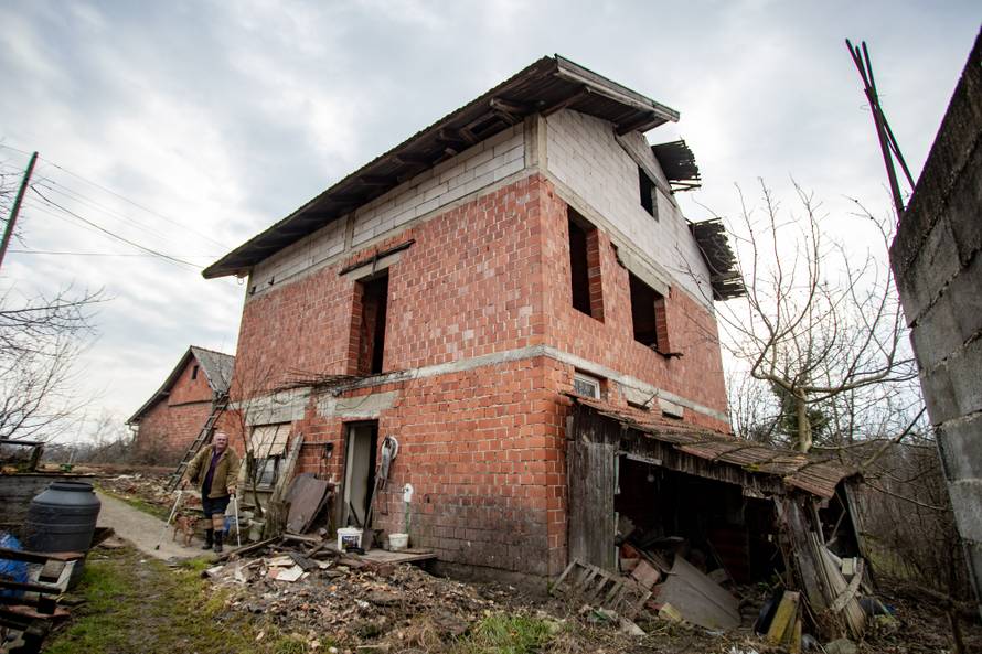 I tata i sin ostali bez obje noge: 'Trebaju nam novi krov i kolica'