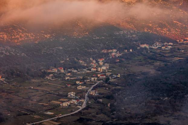 Pogled sa Zvjezdanog sela Mosor na prekrasan zalazak sunca