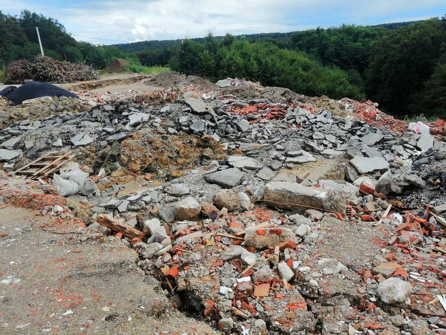 EKSKLUZIVNO Zatrpao potok građevinskim otpadom: 'Nema dozvole, ali bacamo na svoje'