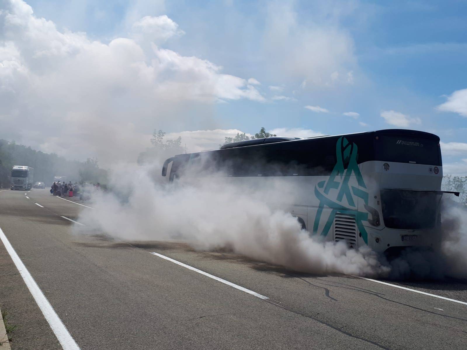 Autobus je dimio poput starog Wartburga, putnici pobjegli van