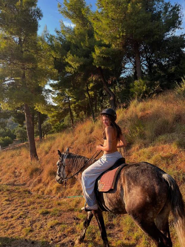 FOTO Ova Ukrajinka je kraljica seksepila: Odjeću slabo nosi zimi, a pogotovo ljeti...
