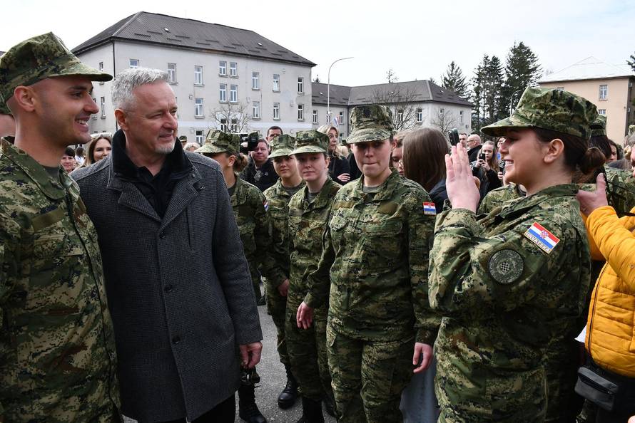 Na svečanoj prisegi ročnika u Požegi pozornost je privukla Diva Perković, kći pjevača Marka Perkovića Thompsona