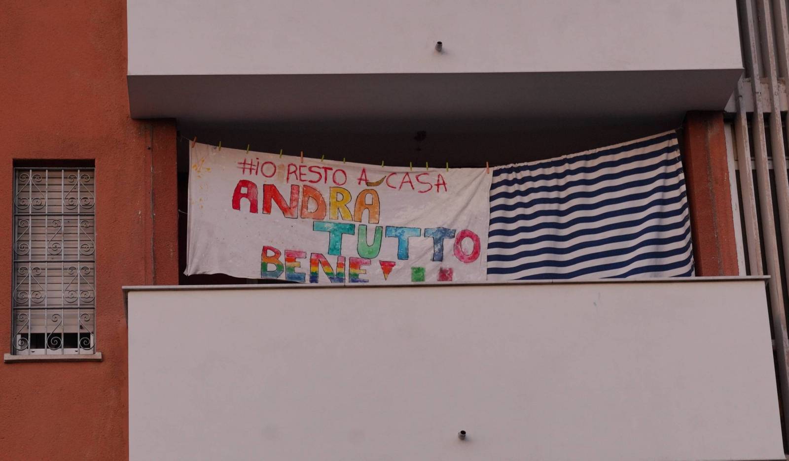 Banner with the inscription Io Resto a Casa on the balcony