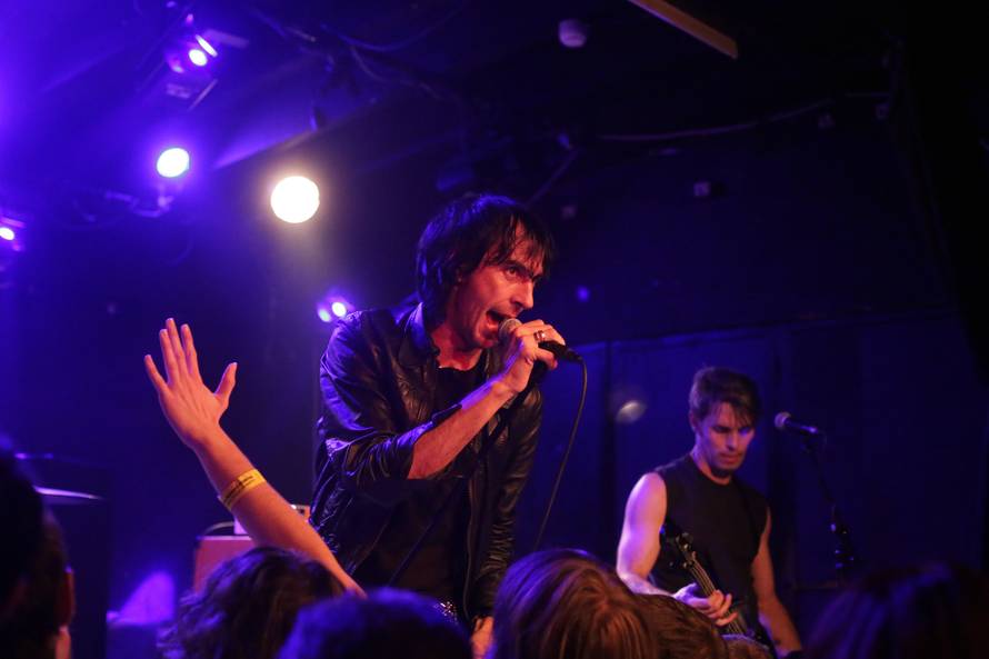 Redari su odvlačili 'nestašne' obožavateljice s bine u  Močvari