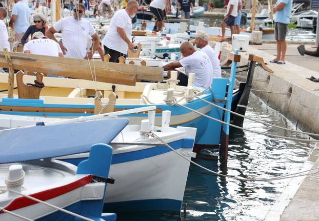 FOTO Čuvari stoljetne tradicije: Drveni brodovi utrkivali se na 'Regati za dušu i tilo' u Betini