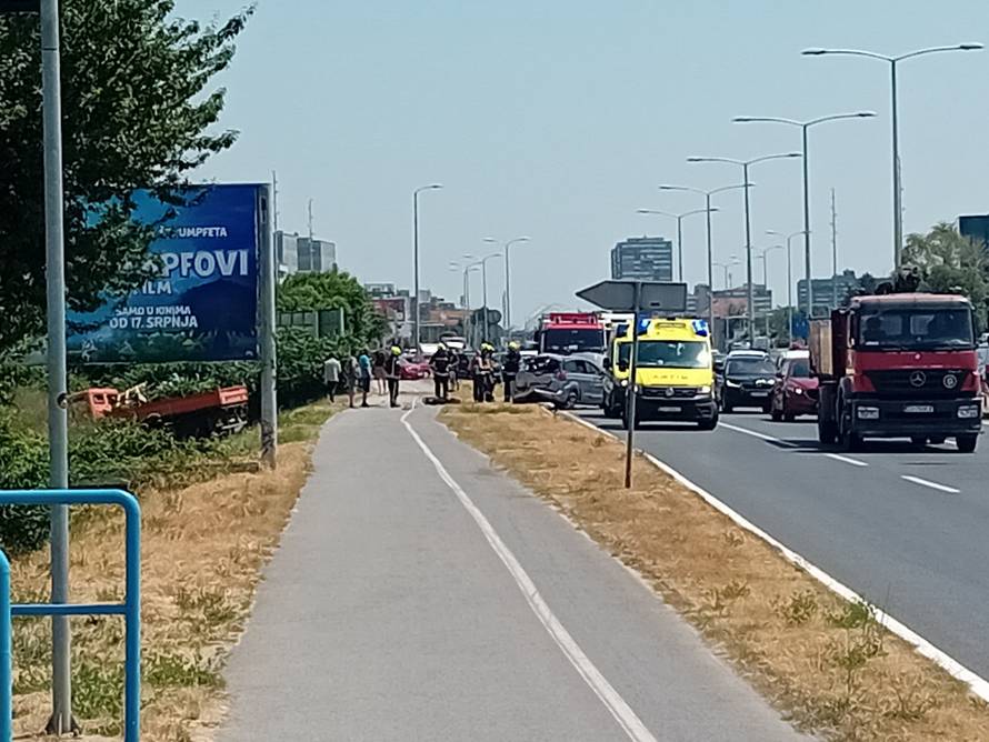 VIDEO Tri skršena vozila u Zagrebu! HGSS-ovac slučajno bio na mjestu sudara i pomagao