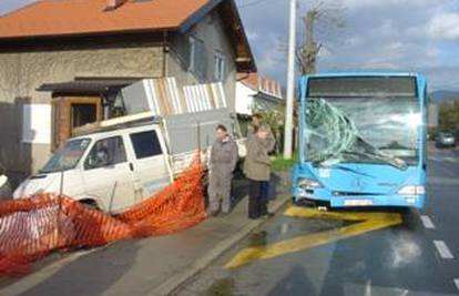 ZET-ov bus pun putnika na stajalištu udario u kamion
