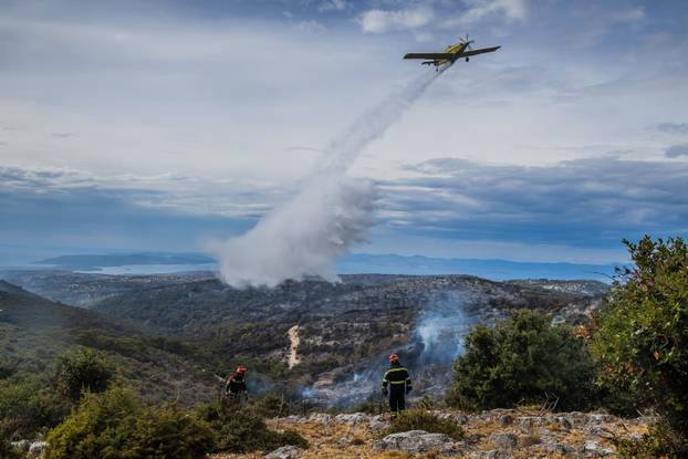 Nerežišća: Tijekom poslijepodneva ponovno se razbuktao požar