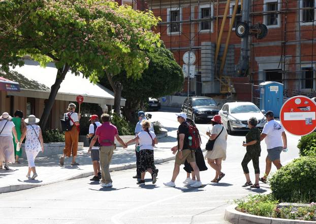 Turisti sa kruzera Viking sea razgledavaju Šibenik