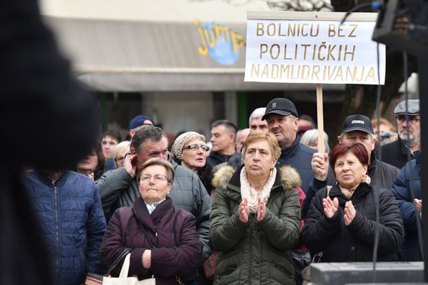 Na Trgu Republike u Čakovcu održan prosvjed u znak podrške kirurzima