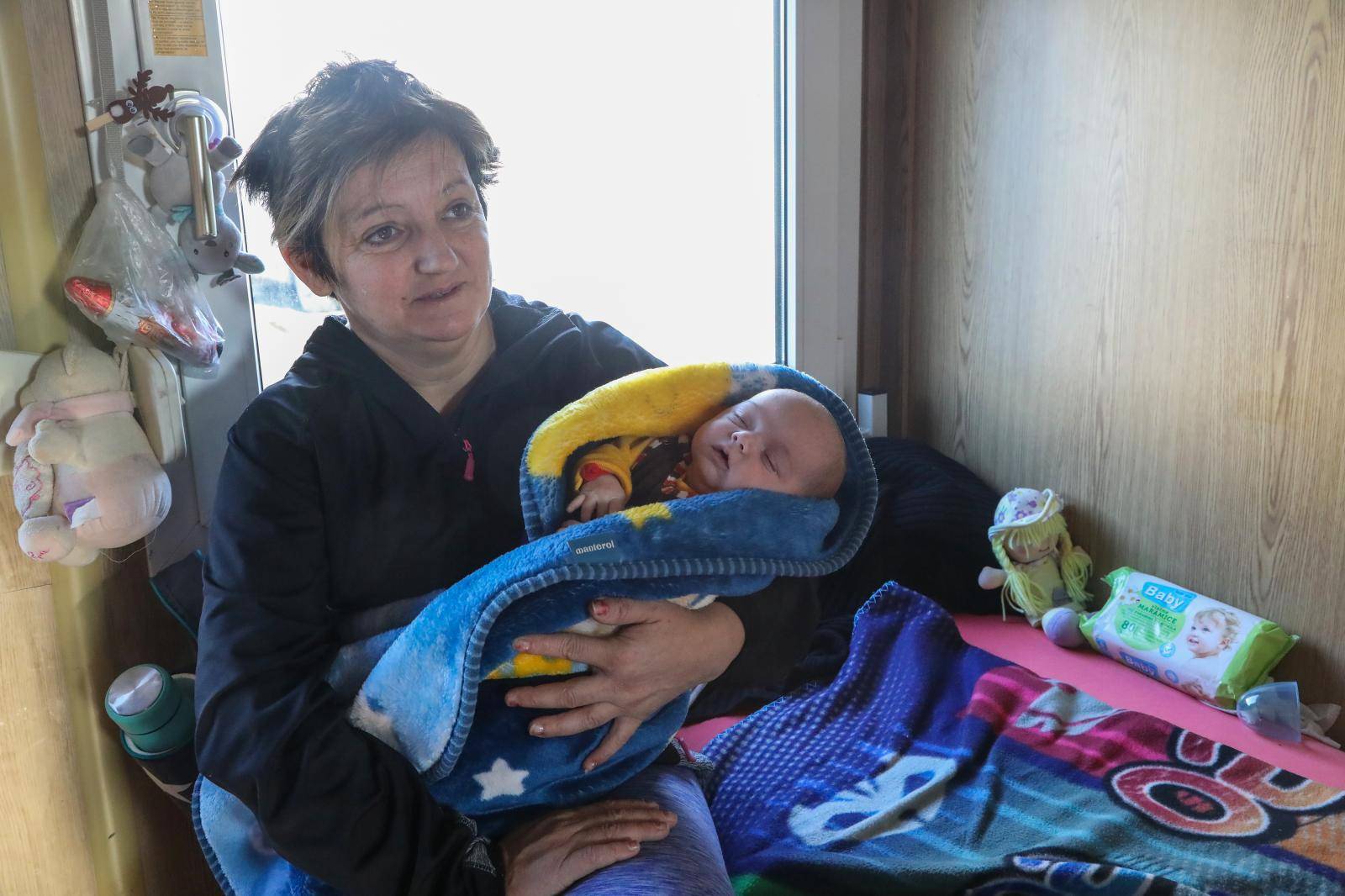 Živi s bebom u kontejnerskom naselju: 'Moj se Denny, nadam se, neće sjećati ovih strahota'