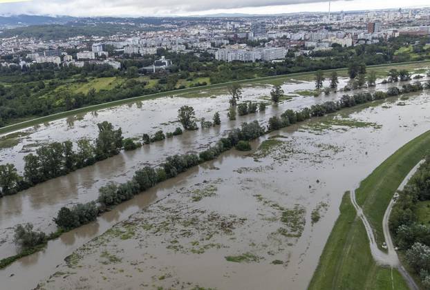 Zagreb: Pogled iz zraka na kanal Odra-Sava koji je već dijelom poplavljen