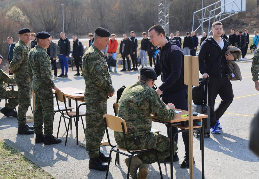 Ministar Anušić i general Kundid na prvom danu TVO-a na Slunju