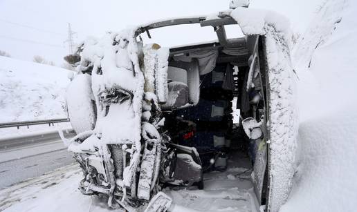 Jutro nakon teške nesreće kod Brinja: Čovjek poginuo. Autobus zameten u snijegu, čeka dizalicu