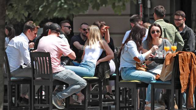 Zagreb: Prepune terase kafića na Cvjetnom trgu