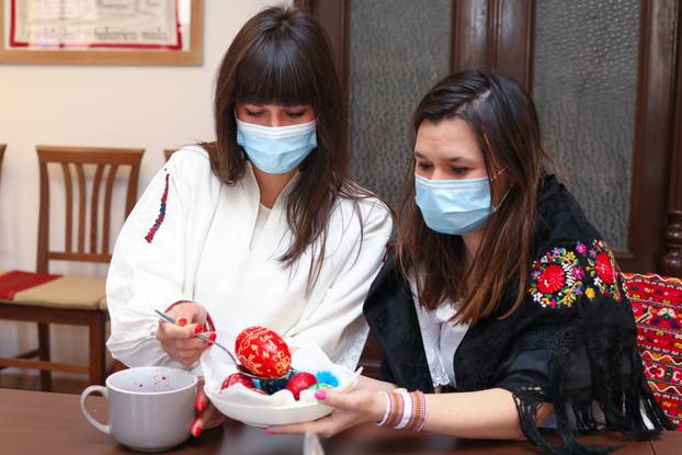 Beli Manastir: Pokazna radionica ukrašavanja pisanica motivima baranjskog šokačkog veza