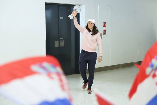 Dolazak Zrinke Ljutić iz SAD-a nakon osvajanja Malog kristalnog globusa