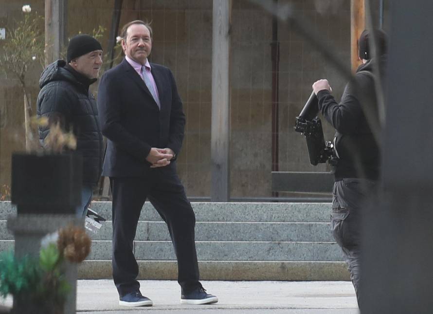 Kevin Spacey u društvu redatelja Sedlara obišao je grob  prvog hrvatskog predsjednika kojeg će utjeloviti 