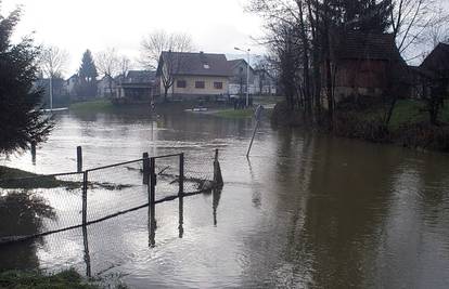Nabujala Dobra poplavila je cestu u samom centru Ogulina